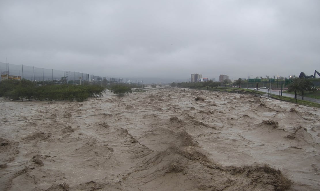 Imagen de las inundaciones provocadas por el Huracán “Alex”, en julio de 2010, que recordó a los regiomontanos cuando el huracán “Gilbert” provocó inundaciones y el desbordamiento del Río Santa Catarina, en septiembre de 1988. Foto: archivo/EL UNIVERSAL