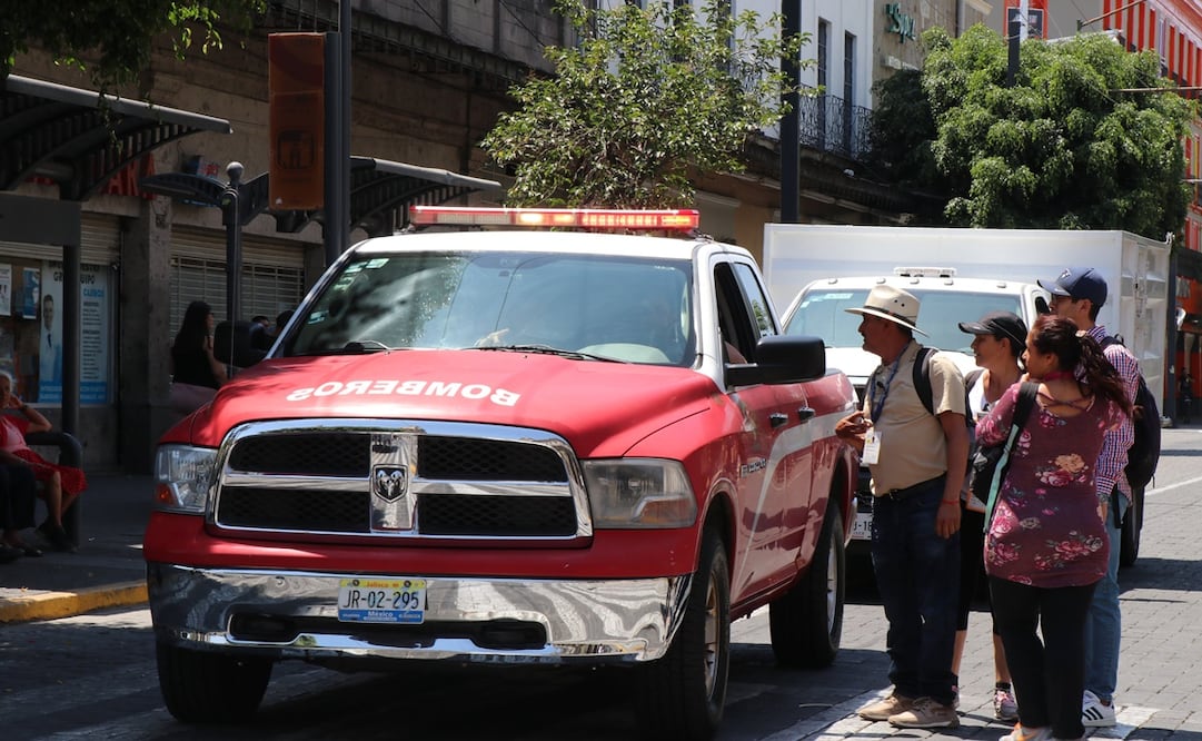 Bomberos de Guadalajara y Tlaquepaque acudieron al sitio para atender la explosión en un local de comida en la Plaza Fórum de Tlaquepaque, Jalisco. Foto: Archivo / @DelToroIsmael