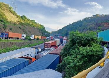 Falla ocasiona atorón en entrada a Manzanillo