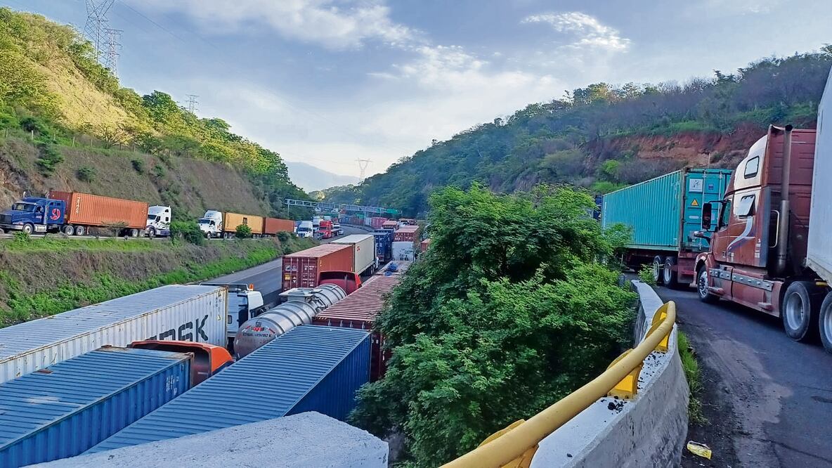 Desde el miércoles, la entrada a
Manzanillo está colapsada. Foto Especial