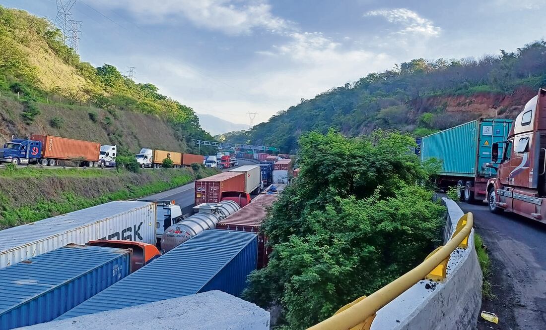 Desde el miércoles, la entrada a
Manzanillo está colapsada. Foto Especial