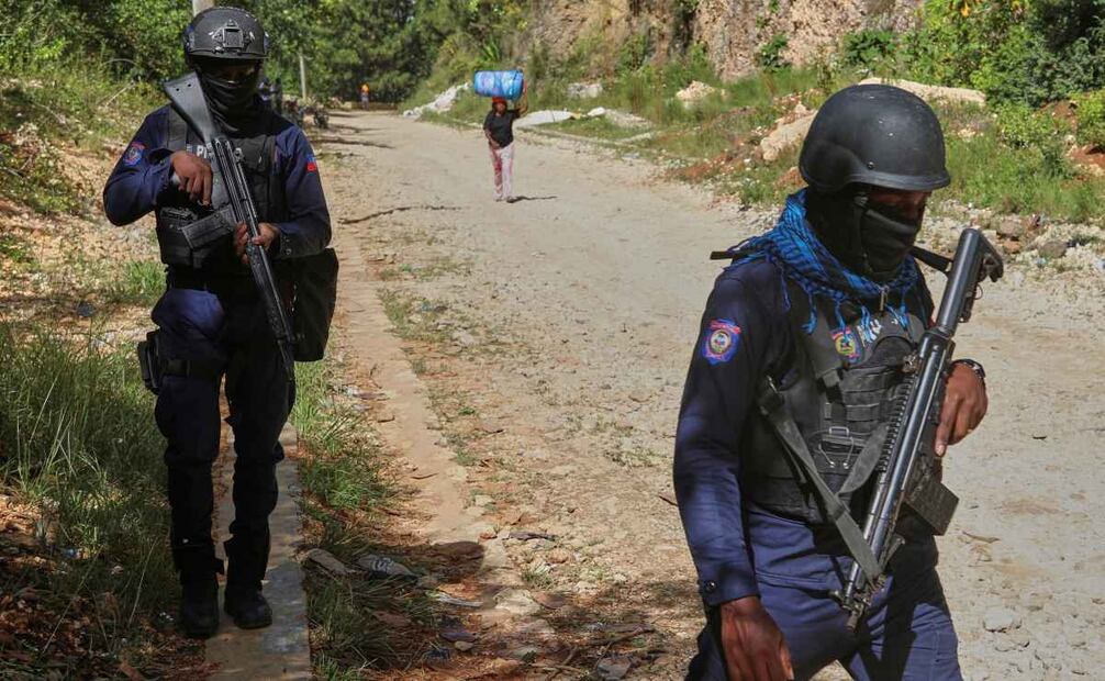 Policías patrullan la zona cerca del orfanato Saint-Helene en el vecindario Kenscoff de Puerto Príncipe, Haití, el 4 de agosto del  2025. Foto: AP