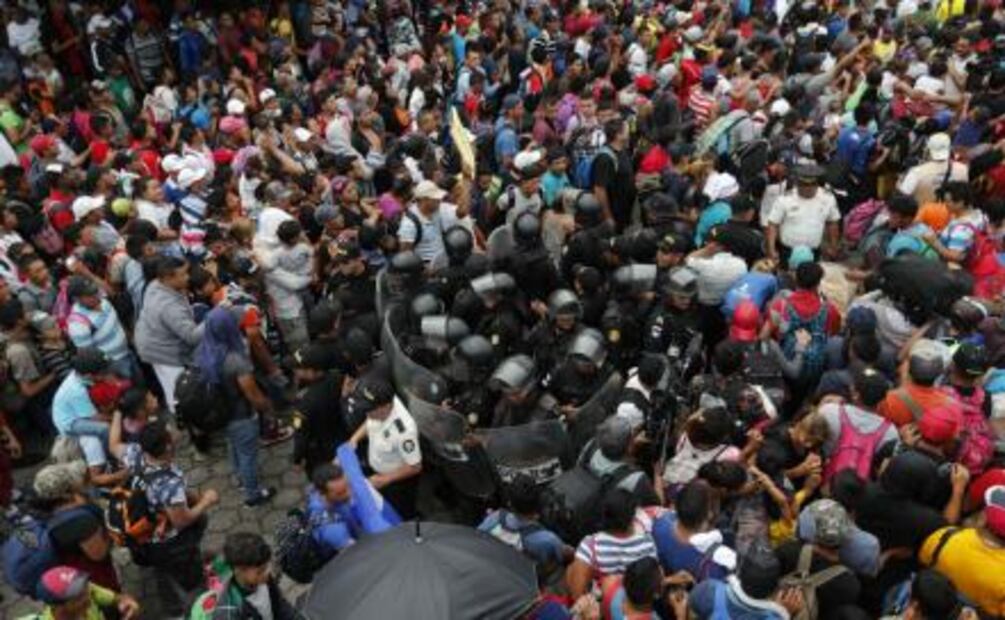 Decenas de hondureños derriban puerta en frontera guatemalteca para llegar a México