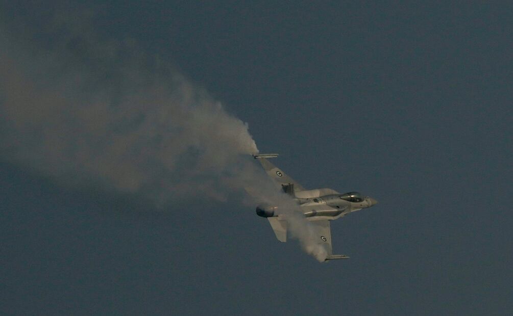 Un avión de combate HAL Tejas de India se estrelló durante una exhibición aérea en el Dubai Air Show, en el aeropuerto internacional Al Maktoum de Dubái, Emiratos Árabes Unidos. Foto: AP