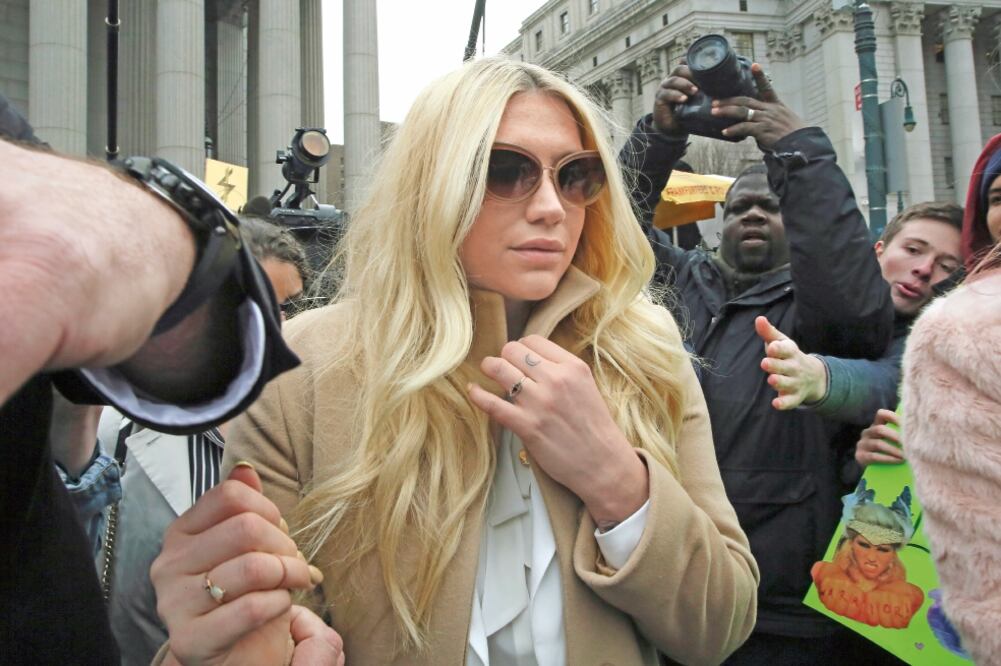 Kesha se negó a hacer comentarios al salir del tribunal (MARY ALTAFFER. AP)