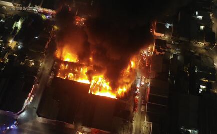 Incendio consume bodega de autopartes durante la madrugada en Monterrey