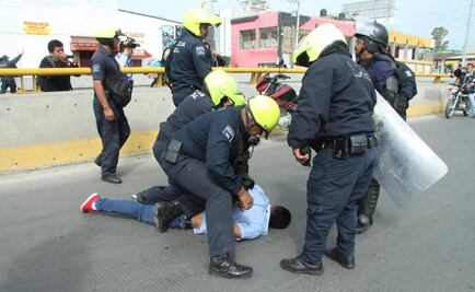 Desalojan bloqueo de empleados de UABJO; detienen a 3