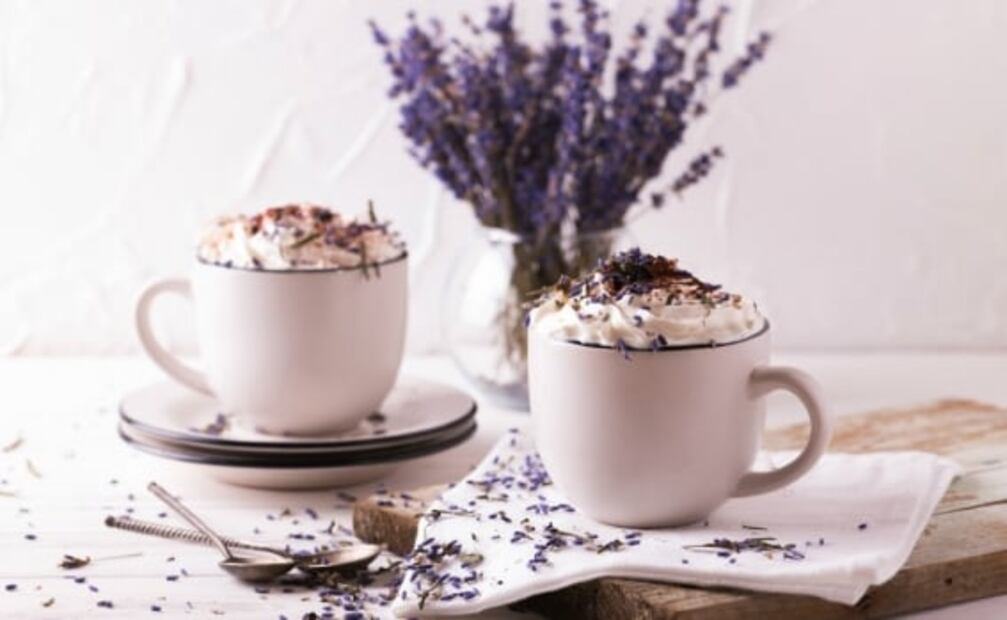 Prepara un latte de lavanda y relájate