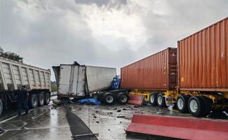 Se registra carambola de tráileres en autopista Arco Norte; la vialidad se mantiene cerrada
