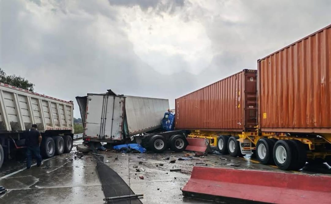 Se registra carambola de tráileres en autopista Arco Norte; es el segundo accidente que se registra en el día. Foto: Especial.