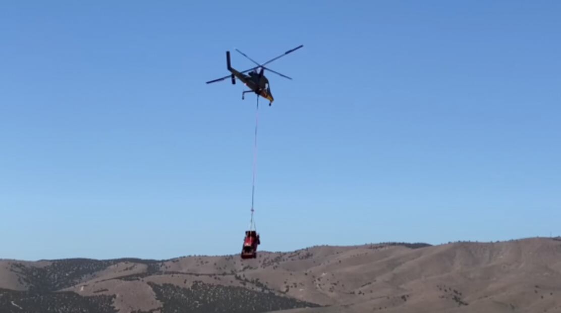 Esto pasa cuando dejas caer una camioneta desde un helicóptero a 3 kilómetros de altura