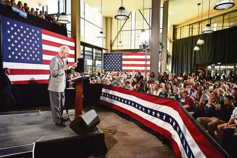 El ex presidente Bill Clinton, durante un acto de campaña en el Colegio del Sur de Nevada, en Las Vegas, donde habló en nombre de su esposa, la candidata presidencial Hillary Clinton, quien convalece por una neumonía (DAVID BECKER. REUTERS)