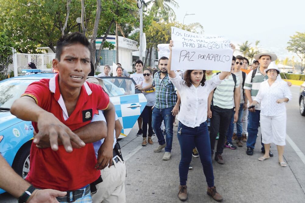 Con la consigna de que las calles son de la gente, un centenar de personas acudió a la marcha convocada por la comunidad cultural en el puerto; confían en que se restablecerán las actividades cotidianas de forma paulatina (DASSAEV TÉLLEZ. EL UNIVERSAL)