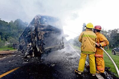 Incendian camiones y toman casetas en apoyo a la CNTE