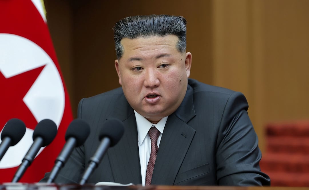 Kim Jong Un, ofrece un discurso durante una sesión de la Asamblea Suprema del Pueblo en el parlamento en Pyongyang,  Corea del Norte. Foto: AP.