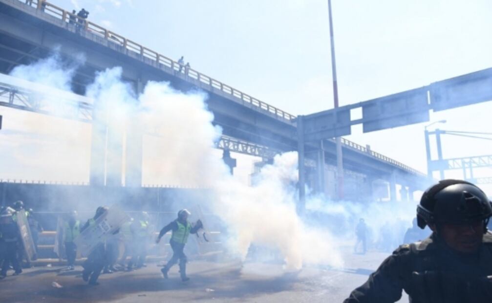 Federales lanzan bombas de gas a policías capitalinos durante bloqueo en AICM