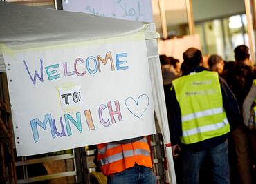 Múnich da la bienvenida a centenares de refugiados