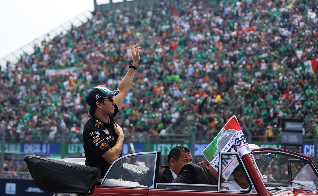 Checo Pérez saludando a los aficionados en el Gran Premio de México - FOTO: Imago7