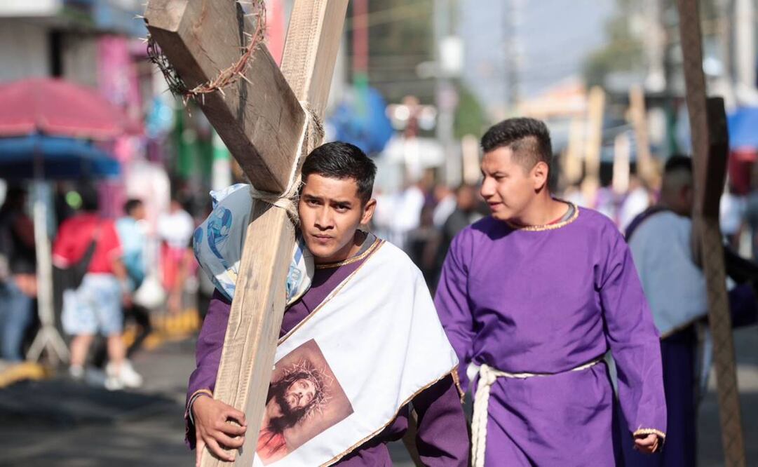 Nazarenos recorren las calles de los 8 Barrios en Iztapalapa en la 180 representación de la Pasión, muerte y resurrección de Cristo. Foto: Juan Boites/ EL UNIVERSAL
