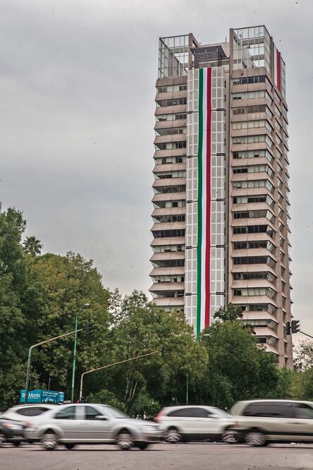 A sus 39 años, el edificio tiene una inclinación de 30 centímetros y daños en estructura que preocupan debido a la actividad sísmica en la ciudad (CRISTOPHER ROGEL. EL UNIVERSAL)