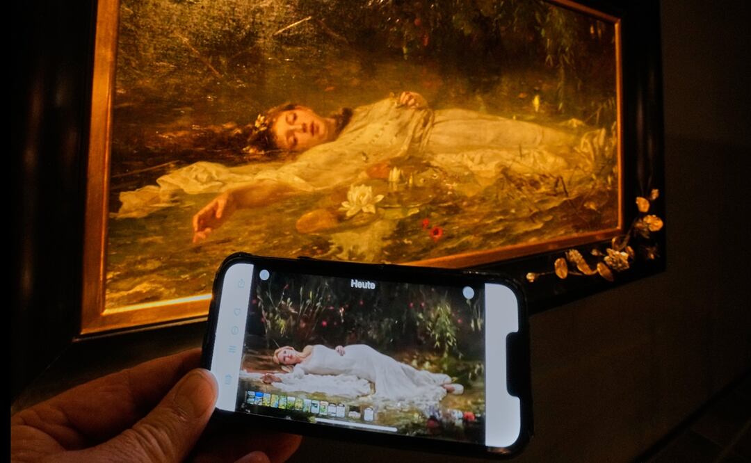 La primera parte del video de Taylor Swift, "El destino de Ofelia", se muestra en un teléfono móvil en un museo que exhibe una pintura del pintor modernista Friedrich Heyser que representa a Ofelia, un personaje de Shakespeare, en Wiesbaden, Alemania.
FOTO: AP Photo/Michael Probst.