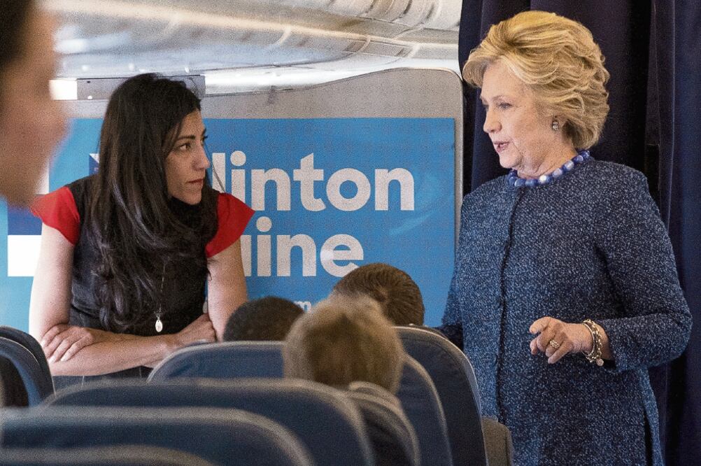Colaboradores cercanos. A Huma Abedin (izq.), en la foto con Hillary Clinton, y a su esposo el FBI les confiscó correos. (FOTO: ANDREW HARNIK. AP)