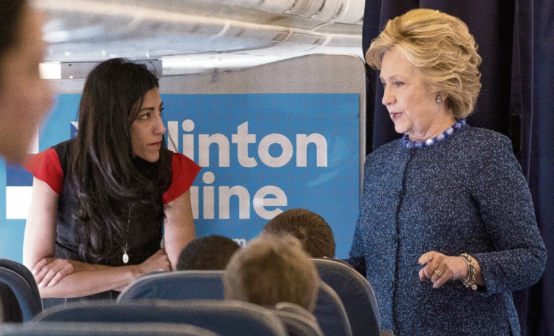 Colaboradores cercanos. A Huma Abedin (izq.), en la foto con Hillary Clinton, y a su esposo el FBI les confiscó correos. (FOTO: ANDREW HARNIK. AP)