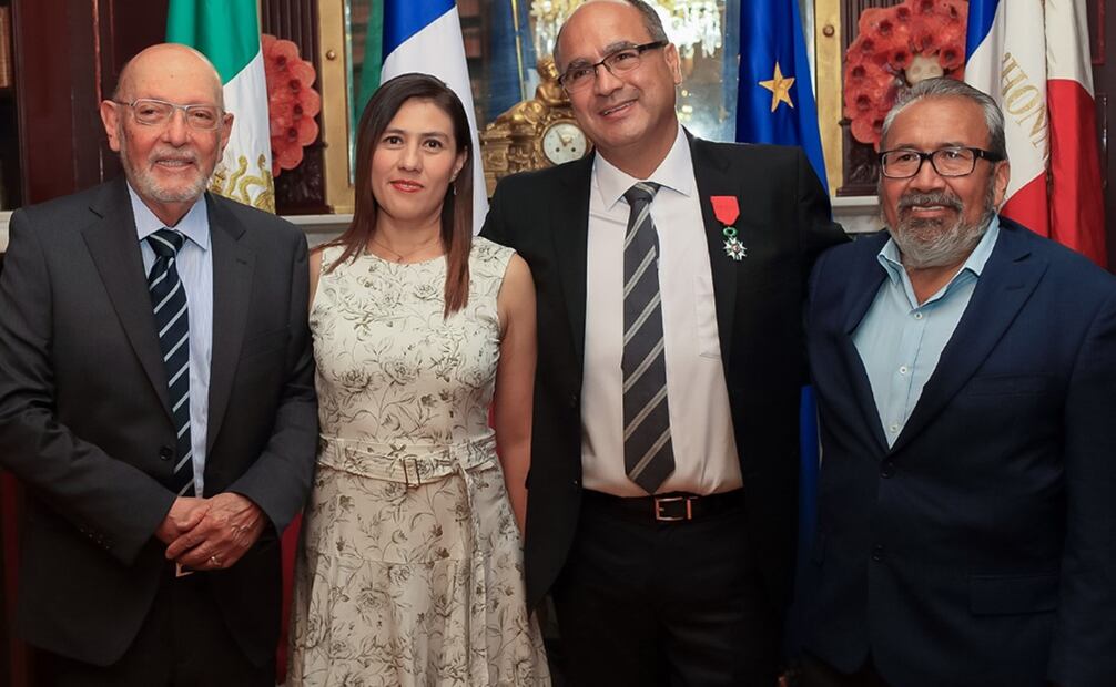 Leonardo López Luján recibe la distinción del gobierno francés. Fotos: INAH.