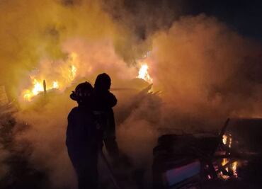 Se incendia depósito de chatarra en carretera Naucalpan-Toluca; no se reportan víctimas