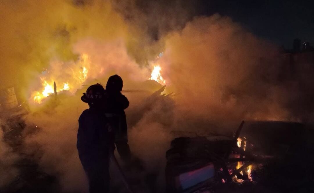 Se incendia depósito de chatarra en carretera Naucalpan-Toluca (18/03/2025). Foto: Especial