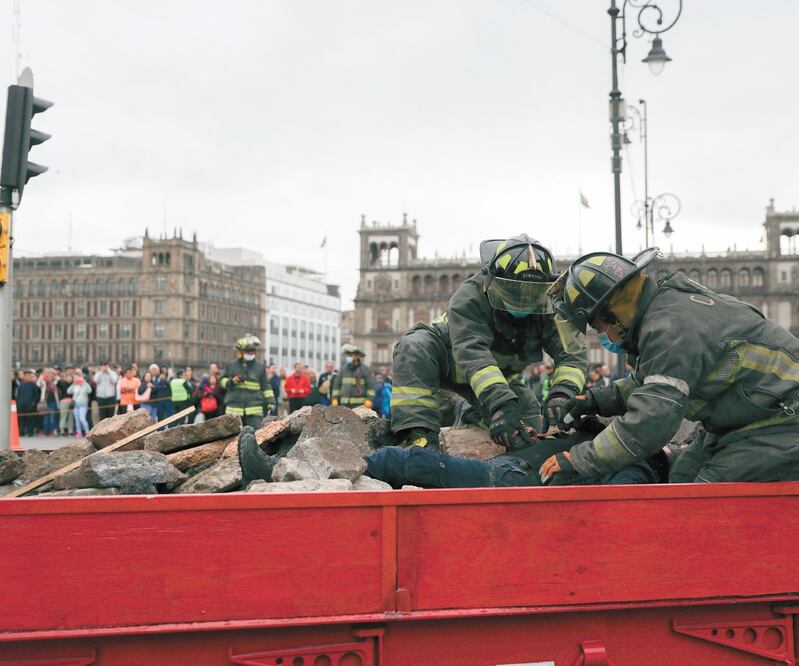 En el Zócalo capitalino, personal del cuerpo de bomberos ejemplificó algunas acciones de rescate de personas tras el derrumbe de un edificio por un sismo. Foto: IVÁN STEPHENS. EL UNIVERSAL