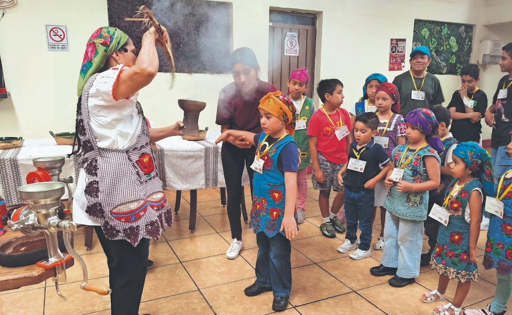 Antes de iniciar el taller, Jaquelina prende copal y baña a los niños, niñas y adolescentes con el humo blanco para que haya “buena vibra” entre todos. Foto: Juan Carlos Zavala