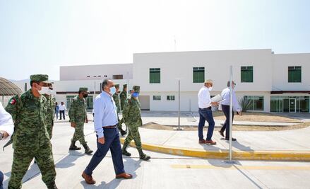 Gobernador de Guerrero y personal militar visitan hospital para atender coronavirus 