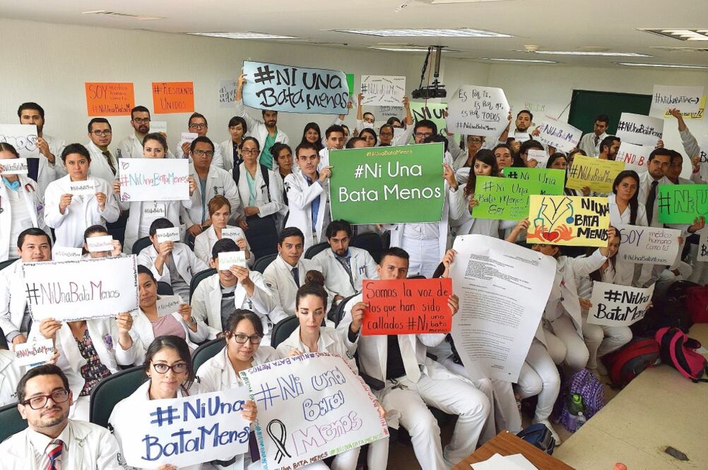 En el Facebook de “Ni una bata menos 2.0” ayer se informó que el movimiento no ha terminado. De acuerdo con el grupo, en lo que va de este sexenio se han presentado 80 casos de violencia contra médicos. (TOMADAS DE FACEBOOK)