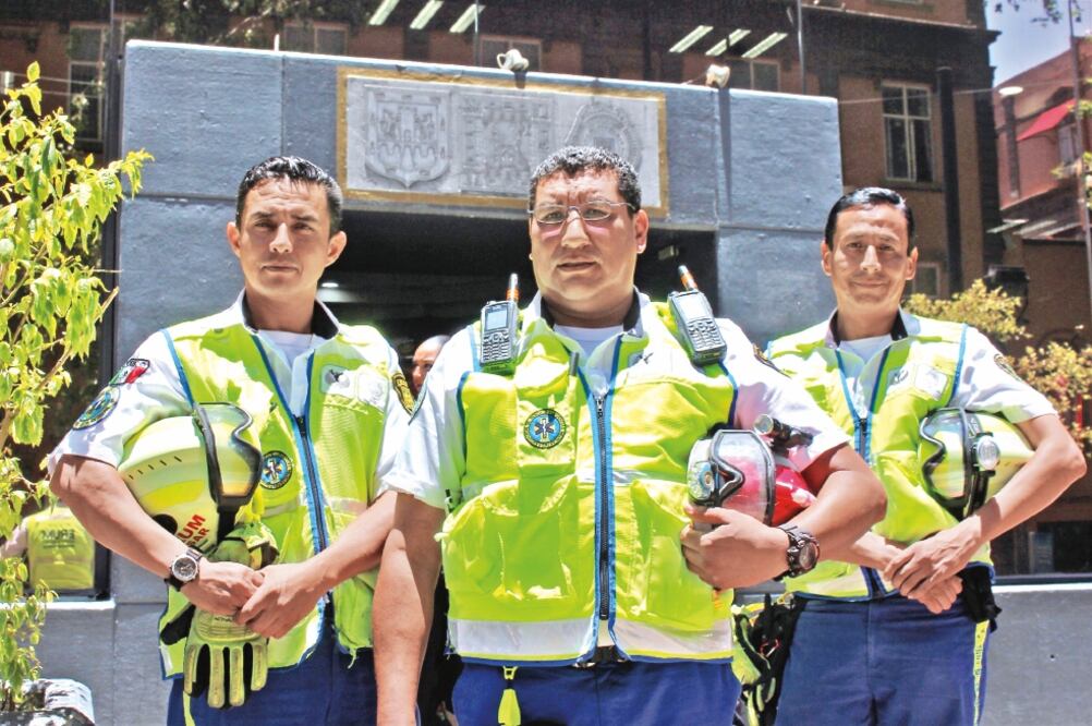 Los rescatistas descendieron hacia los españoles haciendo rapel, una técnica que si bien practican como parte de su formación en el ERUM, pocas veces la aplican en emergencias diarias (CORTESÍA SSP)