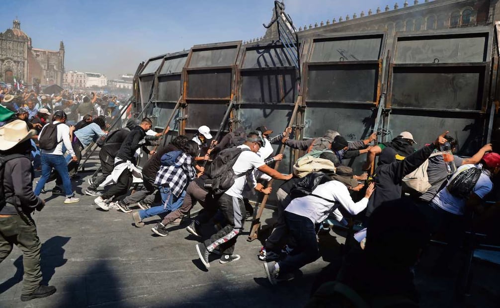 Ambos jóvenes fueron detenidos en medio de la gresca que se genero durante la marcha de la Generación Z en el Zócalo capitalino. Foto: Archivo / EL UNIVERSAL
