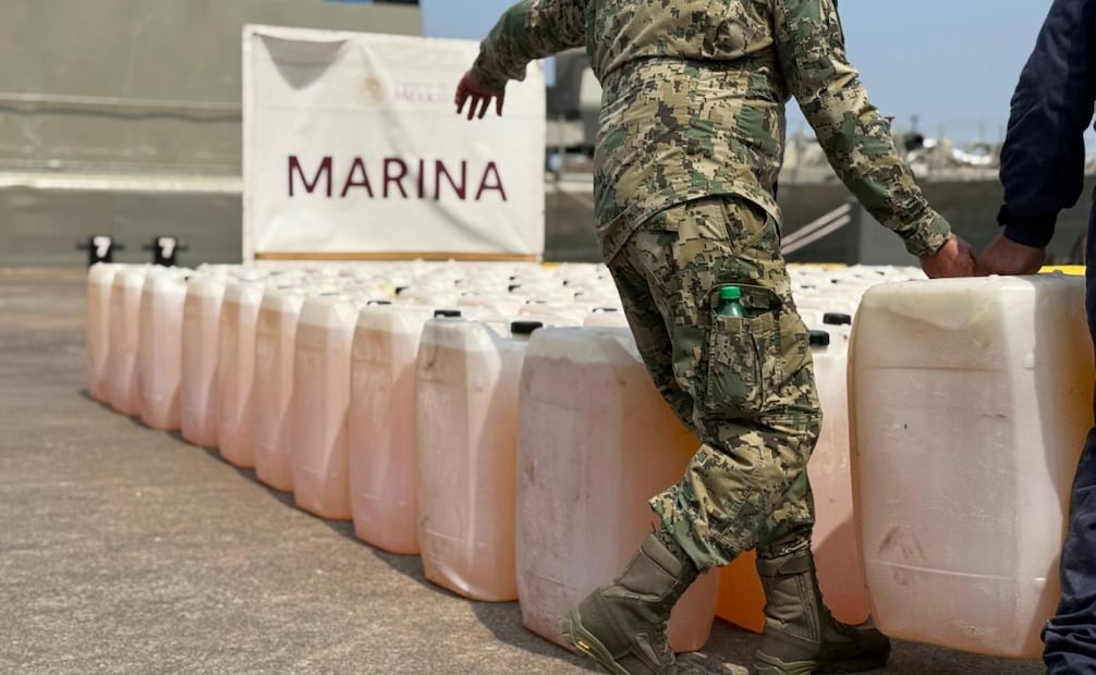 Marina asegura embarcación con 103 bidones de combustible en las costas de Michoacán (22/04/2026). Foto: Especial