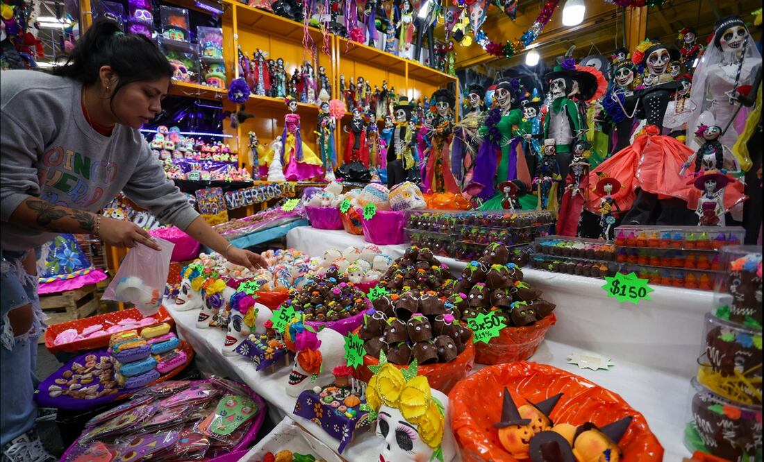Ciudadanos acuden a comprar objetos para su ofrenda de Día de Muertos al mercado de Jamaica en la Ciudad de México. Foto: Luis Camacho/EL UNIVERSAL