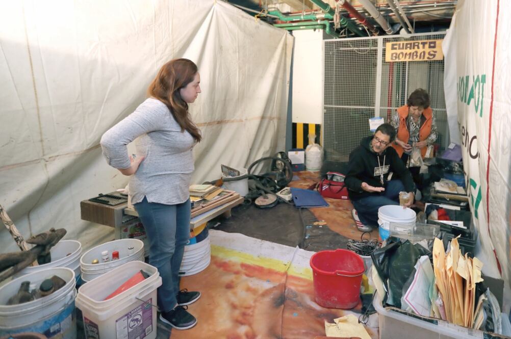 Las personas que habitaban en el edificio de la colonia Del Valle quieren rescatar sus pertenencias que están en el estacionamiento de una tienda. (FOTOS: LUCÍA GODINEZ. EL UNIVERSAL)