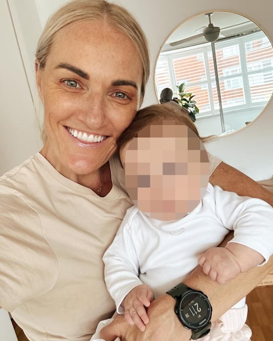 Ash Good con su bebé de 9 meses. La madre murió en un ataque con cuchillo en un centro comercial en Sidney, Australia. La bebé fue operada en el hospital. FOTO: Instagram