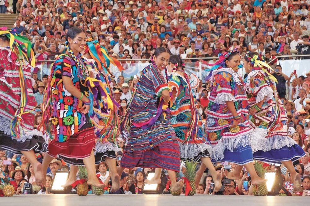 Ayer se celebró el primer Lunes del Cerro. Entre las presentaciones destacaron los sones y jarabes de Tlaxiaco, la Boda pochutleca, la Danza de la pluma y las Chilenas del carnaval putleco. FOTOS: EDWIN HERNÁNDEZ. EL UNIVERSAL