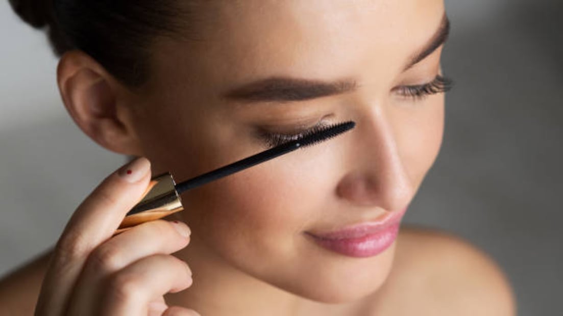 El cepillo de plásctico levanta las pestañas, las separa de manera uniforme, maquilla con precisión y las deja en su lugar. Foto: Unsplash