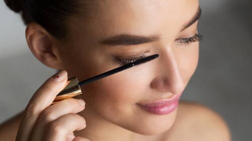 El cepillo de plásctico levanta las pestañas, las separa de manera uniforme, maquilla con precisión y las deja en su lugar. Foto: Unsplash