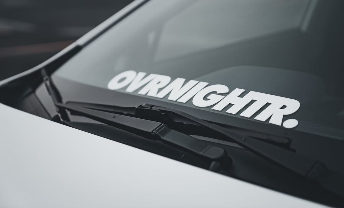 Conoce si colocar calcomanías en tu auto es motivo de infracción. Foto: Pexels