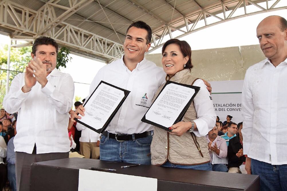 La titular de la Sedatu, Rosario Robles, y el gobernador de Campeche, Alejandro Moreno, entregaron escrituras (ESPECIAL)