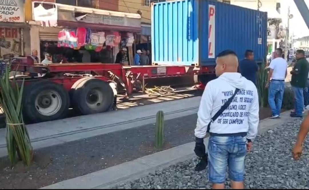 Ciclista pierde la vida tras ser atropellado por un tráiler de contenedor en la alcaldía Iztapalapa; conductor es detenido.
Foto: Especial.