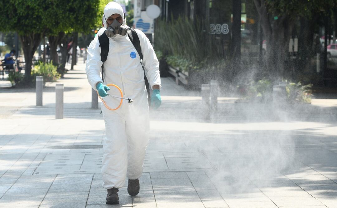 Foto: Desinfectan calles de la Ciudad de México por el coronavirus (EFE)