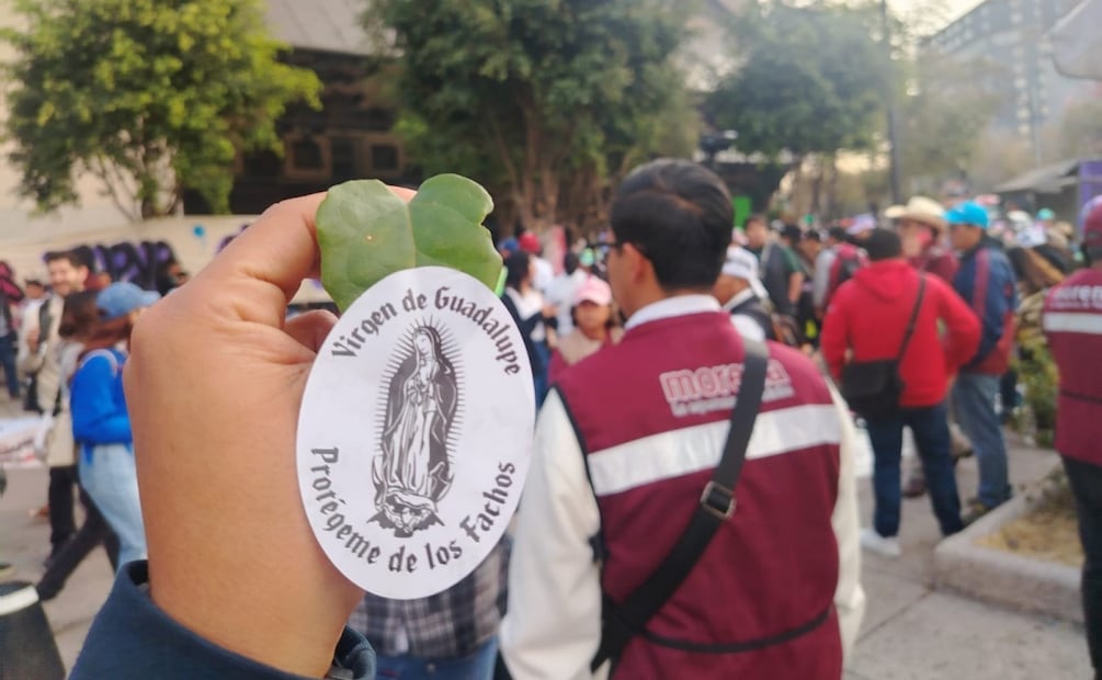 Jóvenes portan imágenes de la Virgen de Guadalupe para festejar los 7 años de la 4T en el Zócalo de la CDMX (06/12/2025). Foto: Eduardo Dina / EL UNIVERSAL