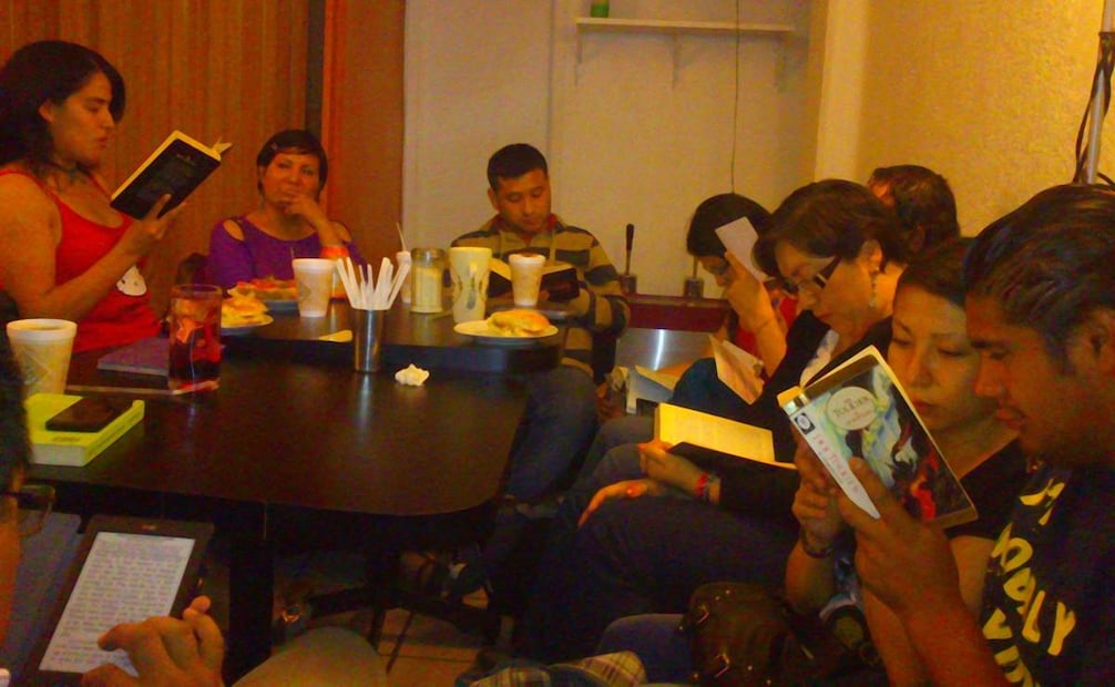 Aunque sus distintas locaciones suelen proponer actividades nuevas, según el interés comunitario, una actividad básica de la STMAC es la lectura grupal, donde las ediciones en español de Minotauro eran esenciales antes de difundirse recursos como los libros en PDF. Foto: Sociedad Tolkiendili de México A.C.