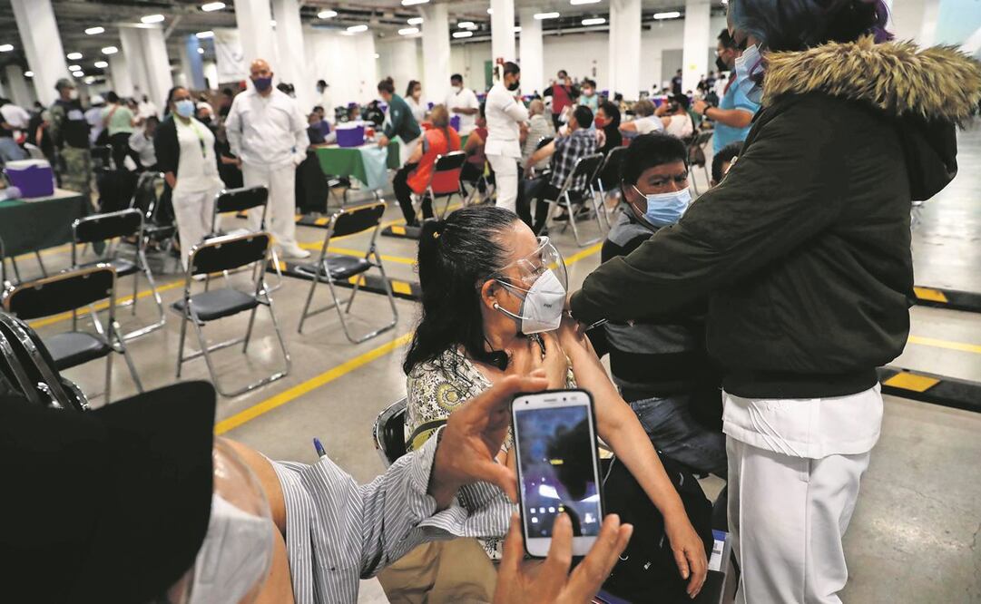 En el Cencis de Tlalpan, cientos de adultos mayores recibieron una tercera dosis contra el Covid-19, pero ahora de AstraZeneca. Foto: Diego Simón. El Universal